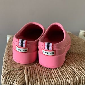 Barbie pink (!) Hunter garden clogs
